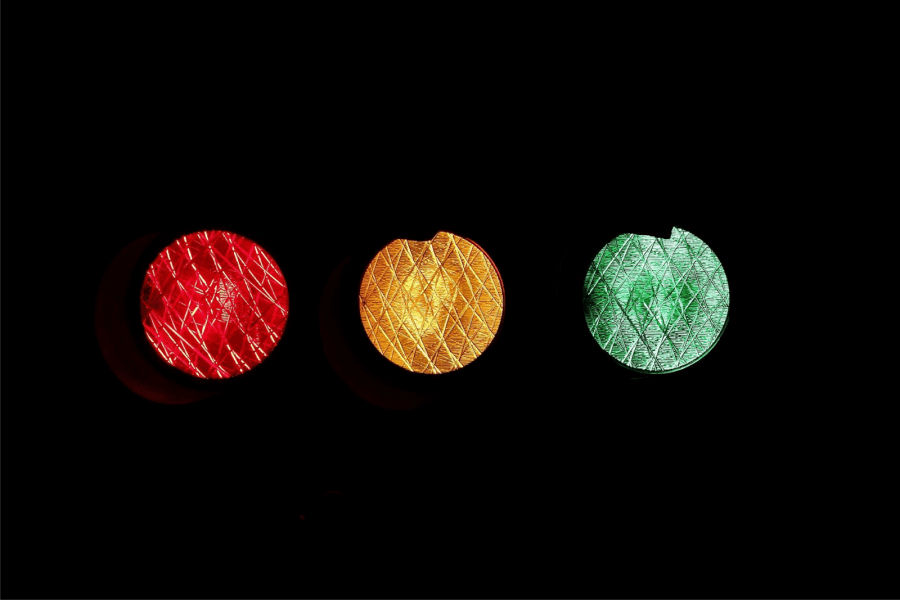 Ampel mit drei angeschalteten Lampen: rot, gelb, grün