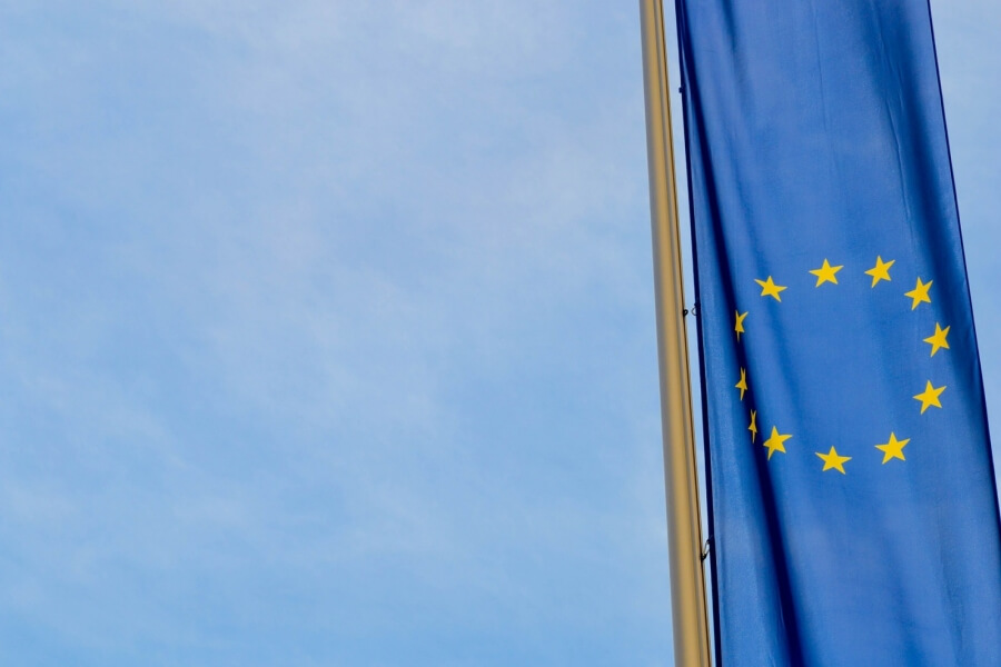 Flagge der EU an einem Fahnenmast