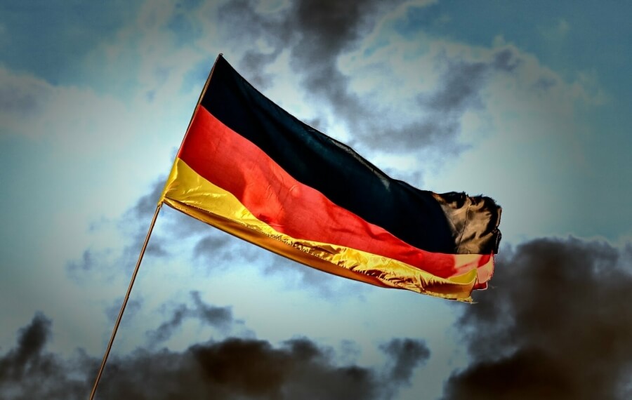 Deutsche Fahne weht im Wind an einem bewölkten Tag