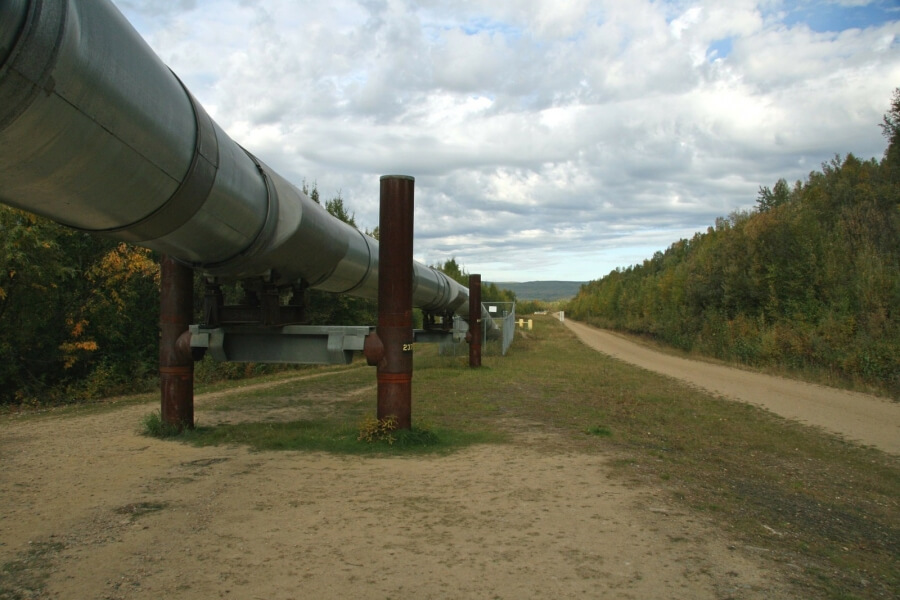 Eine Pipeline transportiert Gas durch eine Landschaft