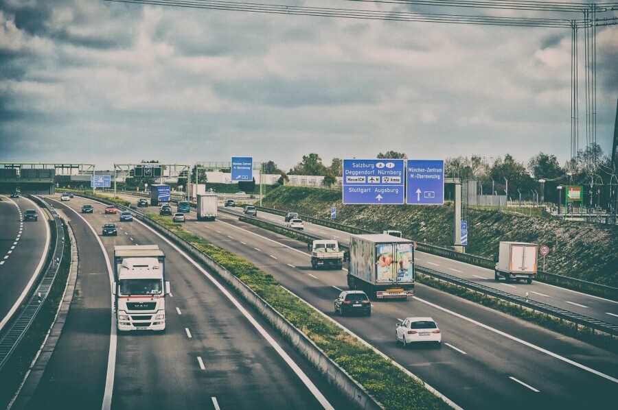 Eine deutsche Autobahn mit LKWs und Autos