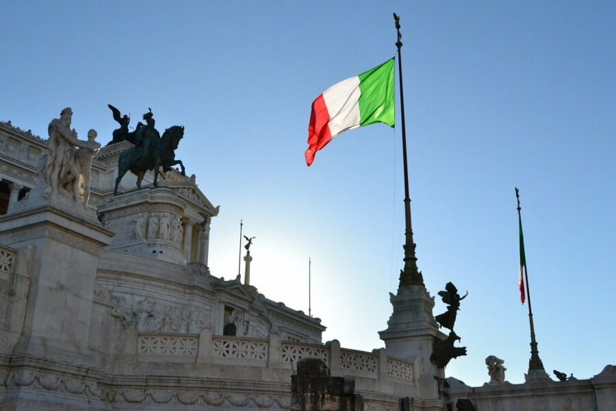 Die italienische Fahne weht an einem Fahnenmast