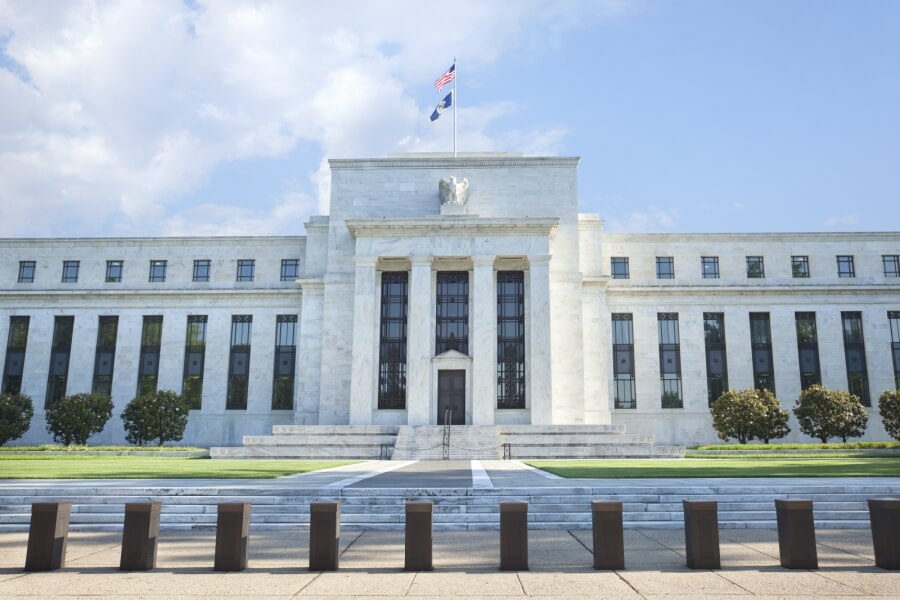 Das Federal Reserve Board Building in Washington DC an einem hellen Frühlingsmorgen. 