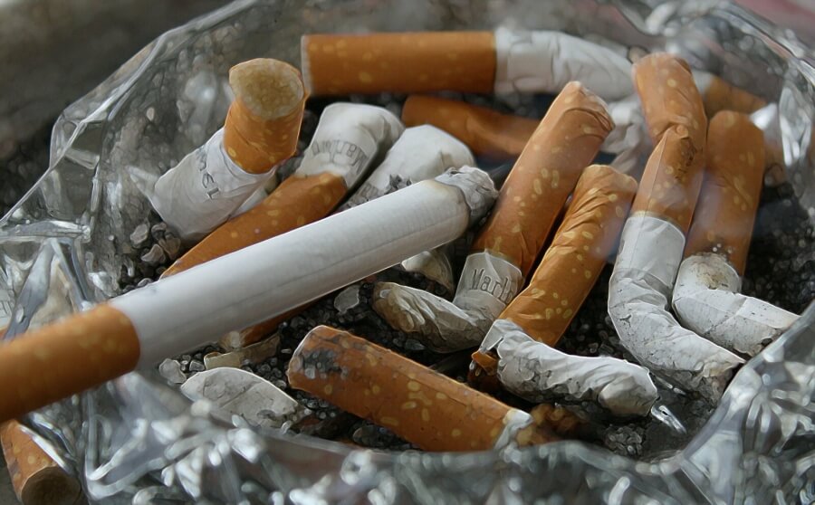Zigaretten in einem Aschenbecher
