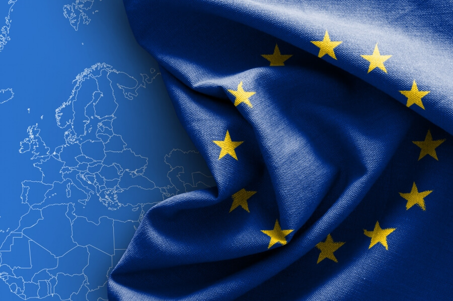 Karte der europäischen Union, im Vordergrund EU-Flagge