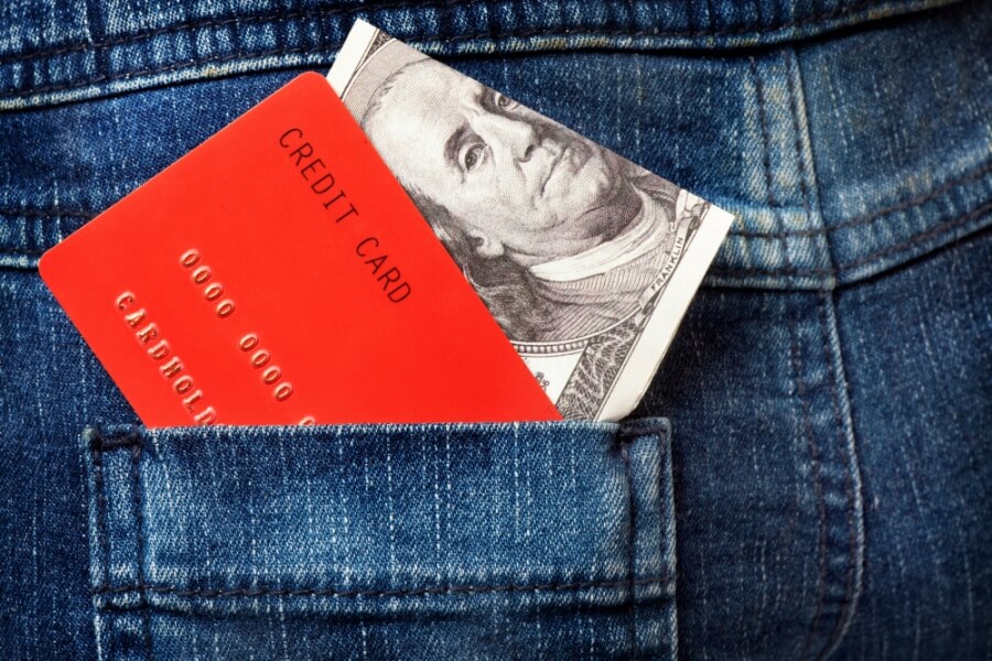 Rote Kreditkarte und Dollar-Schein