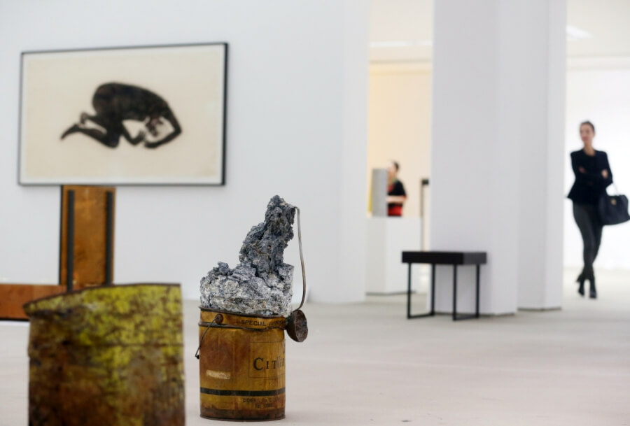 Die Installation «Metallfässer» von Joseph Beuys und das Bild «Traum» von Kiki Smith schaut sich am 01.12.2016 im neugestalteten Lehmbruck Museum in Duisburg (Nordrhein-Westfalen) eine Fachbesucherin an.
