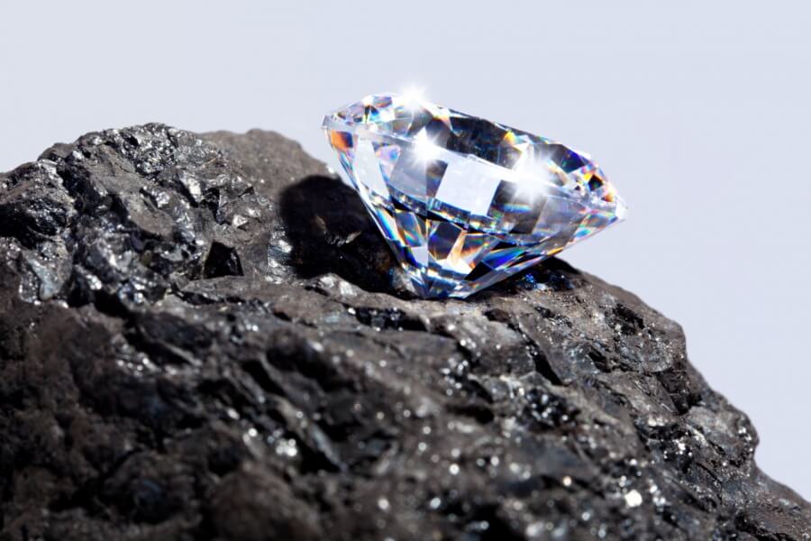 Ein Diamant auf einem Stück Kohle