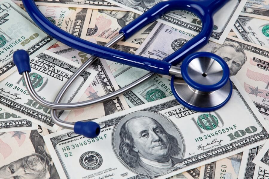 Kosten für Gesundheit, Stethoskop und Dollar Geldscheine