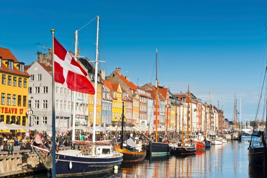 Hafen / Nyhavn von Kopenhagen mit Schiffen und Promenade