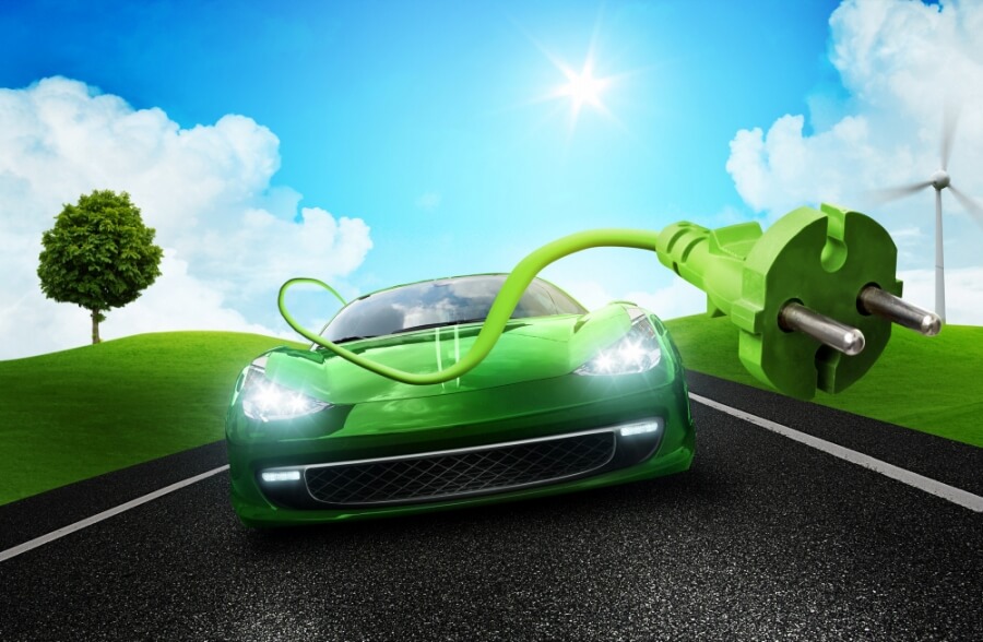 Grünes Auto mit grünem Ladekabel