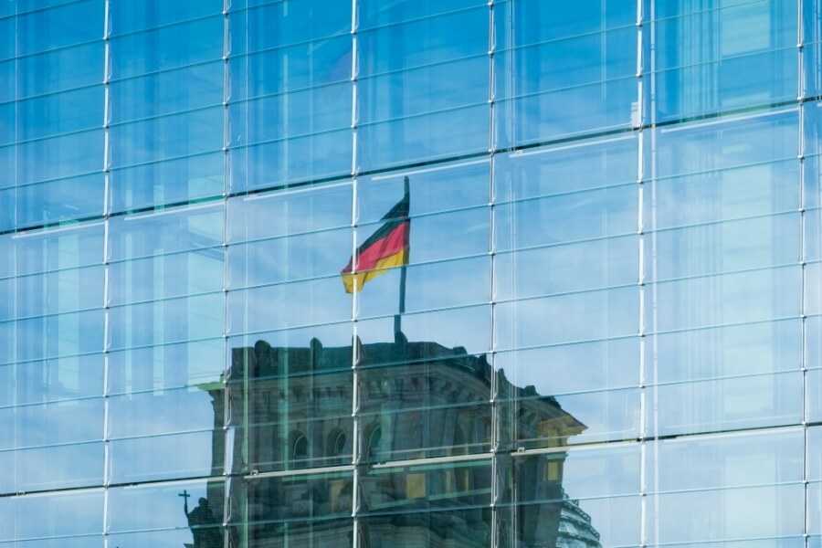 Spiegelung des deutschen Bundestages auf einer Glasfassade