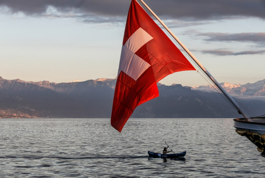 Boot mit Schweizer Flagge