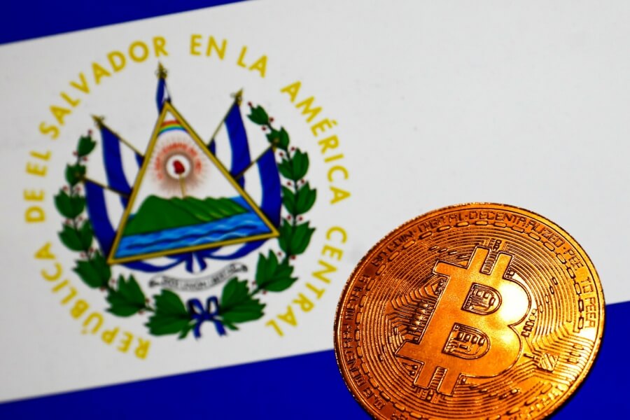 Bitcoin, im Hintergrund Flagge El Salvadors