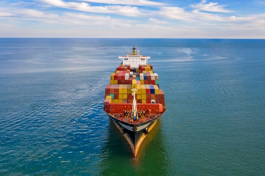 Containerschiff auf dem Meer