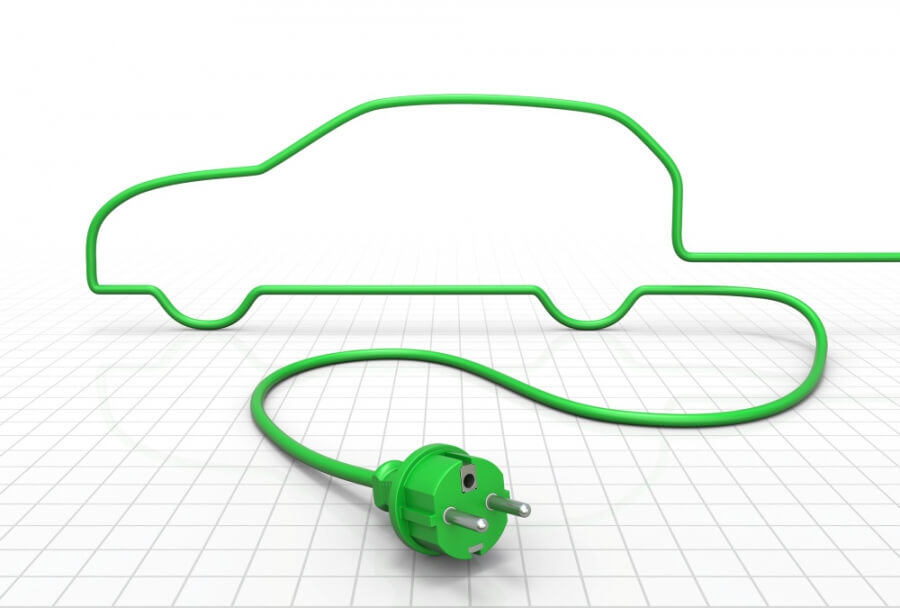 Grünes Stromkabel mit Stecker in Form eines Autos