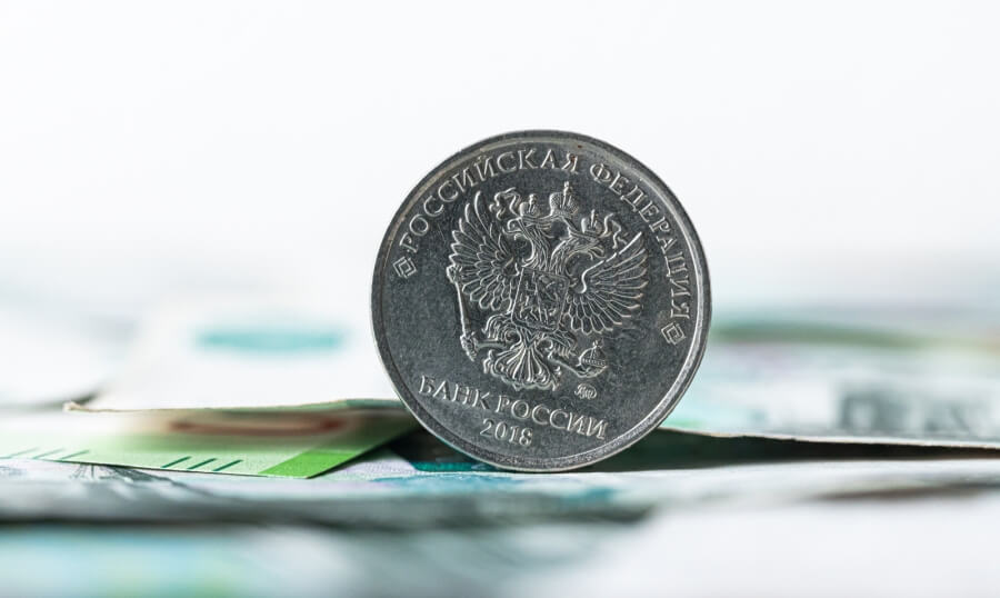 Rubelscheine und eine Münzen liegen auf einem Tisch.