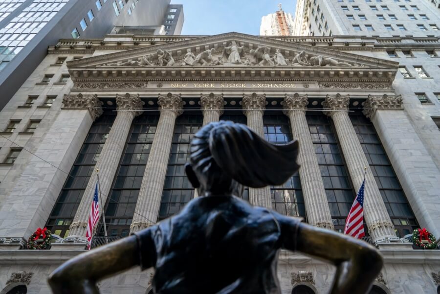 USA: Fearless Girl Statue vor New York Stock Exchange (NYSE) auf der Wall Street in Lower Manhattan.