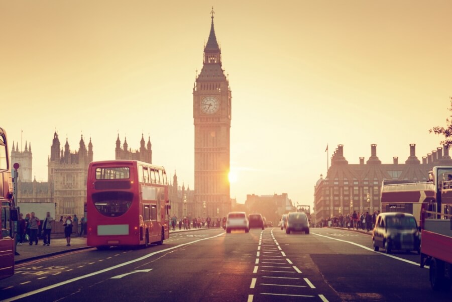 London, Blick auf Big Ben, im Vordergrund ein typischer roter Londoner Bus