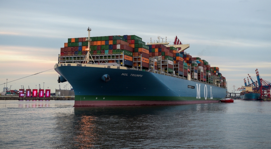 Das Containerschiff «MOL Triumph» legt n Hamburg am Terminal Burchardkai an.