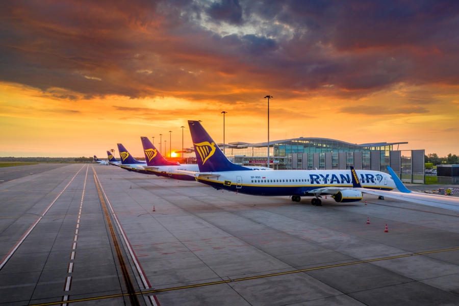 Flugzeuge von Ryanair auf einem Flughafen