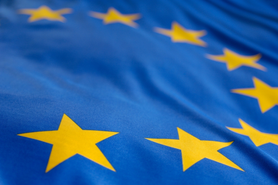 Nahaufnahme gelber Stern auf einer EU-Flagge