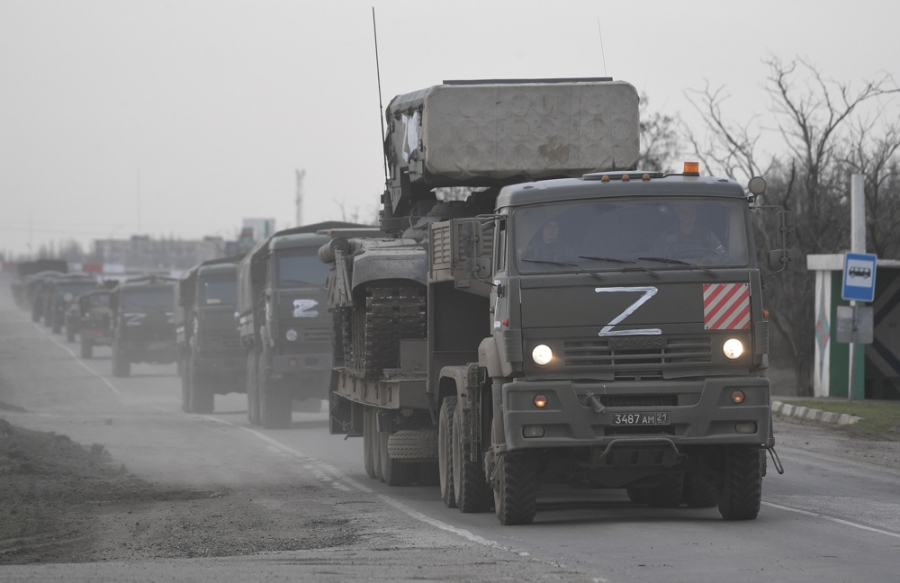 Russische Militärfahrzeuge fahren von der Krim aus Richtung Ukraine