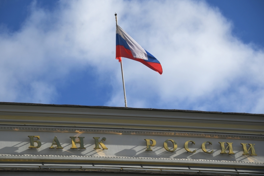 Giebel am Gebäude von Russlands Notenbank mit russischer Fahne