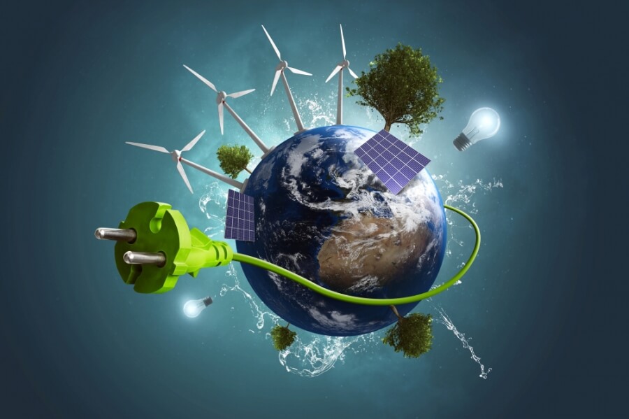 Windkraft, Glühbirne und Photovoltaikanlagen auf einer Weltkugel, darum ein grünes Stromkabel