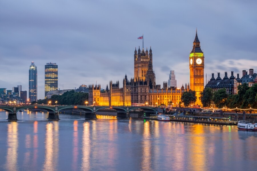 London: Blick von der Themse auf den angestrahlten Big Ben bei Nacht