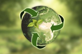 Grüner Globus mit Recycling-Pfeilen