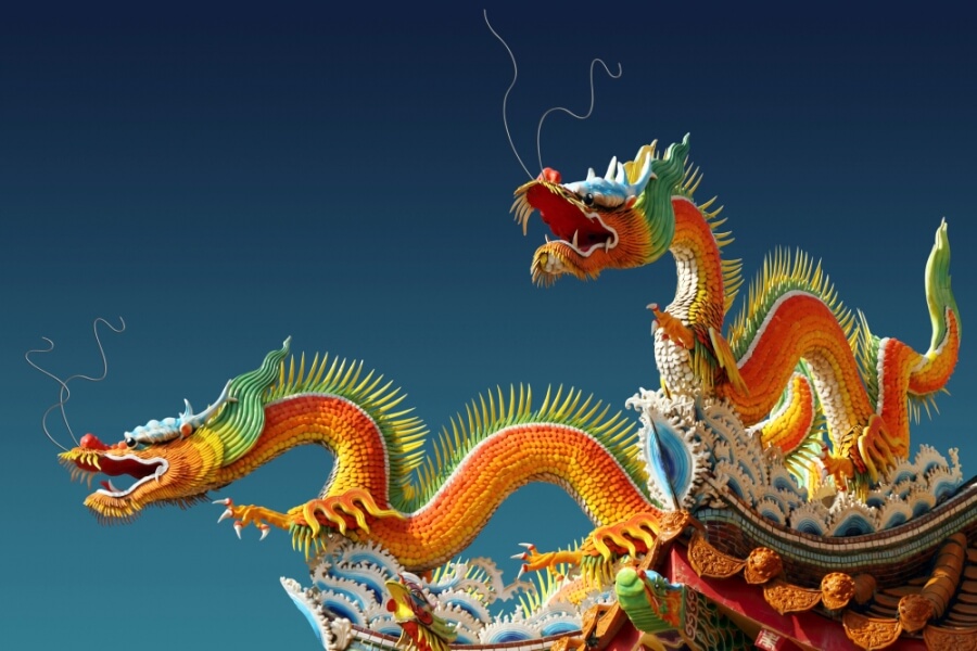 Figuren traditioneller chinesischer Drachen auf dem Dach einer Tempelanlage