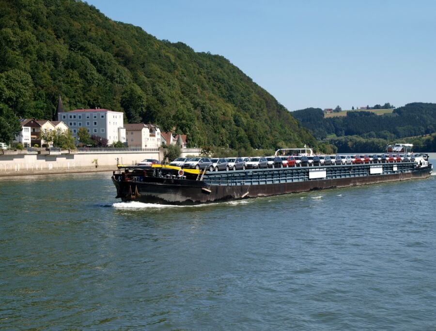 Binnenschiff auf der Donau