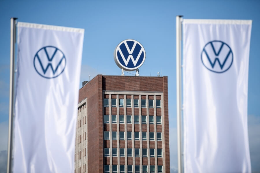 Ein großes VW-Logo steht auf dem Verwaltungshochhaus vom Volkswagen Werk.