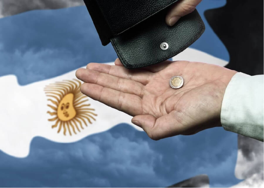 Hand mit Geldbörse und Peso vor Argentinischer Flagge als Symbol für einen drohenden Staatsbankrott des Landes.