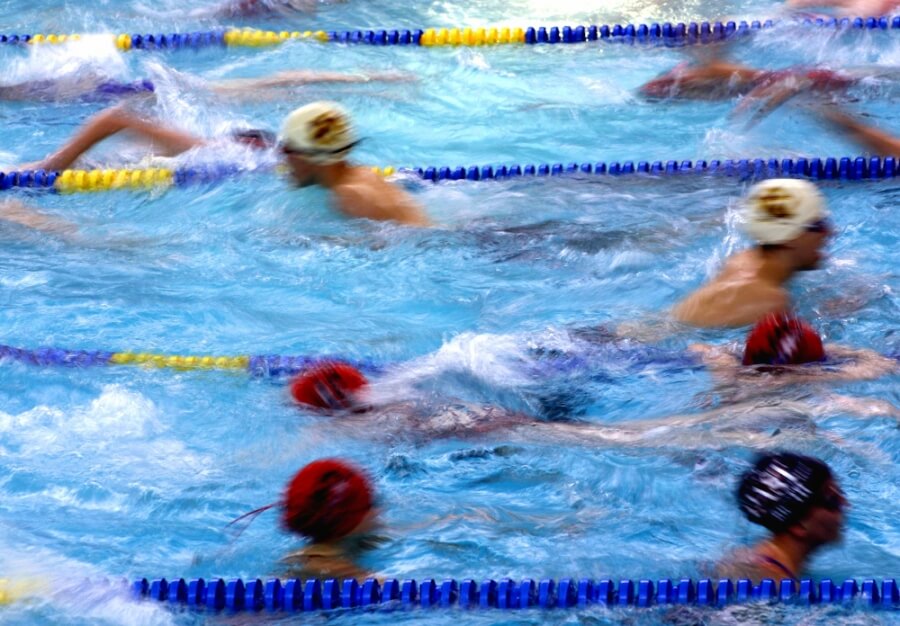 Schwimmer im Schwimmbad schwimmen Bahnen