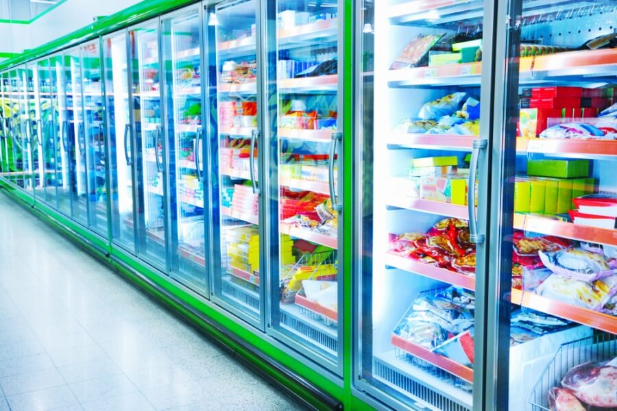 Kühlschränke mit Lebensmitteln in einem Supermarkt