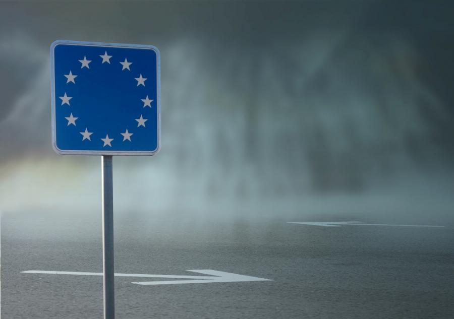 Ein Schild mit den zwölf Sternen der EU steht im Regen