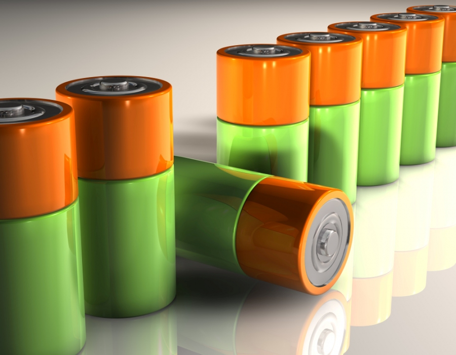 Aufgereihte Batterien in orange-grünem Design