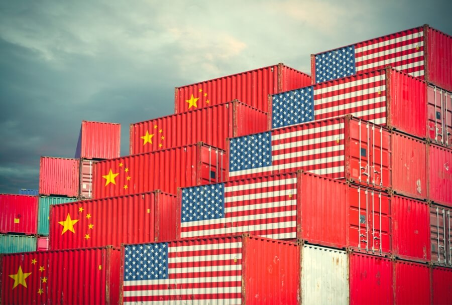 Container in den Flaggen Chinas und der USA