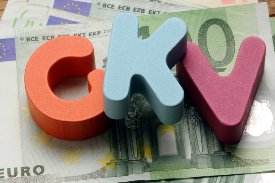 Die Buchstaben GKV liegen auf 100-Euro-Banknote