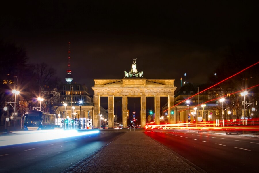 Berlin, Straße des 17. Juni mit Blick aufs Brandenburger Tor bei Nacht