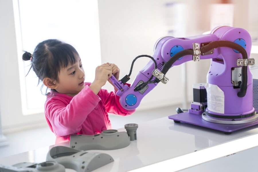 Mädchen bastelt an einem Spiel-Roboter