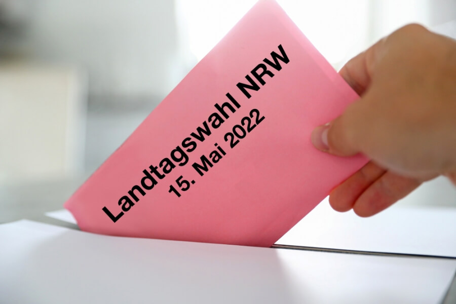 Wahlzettel mit Aufschrift Landtagswahlen in Nordrhein-Westfalen am 15.05.2022