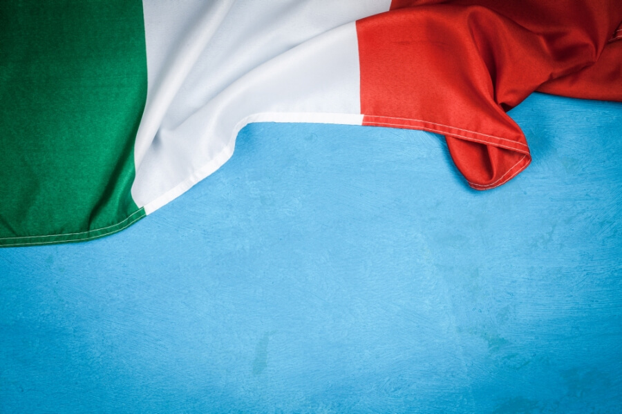 Italienische Flagge auf blauem Grund