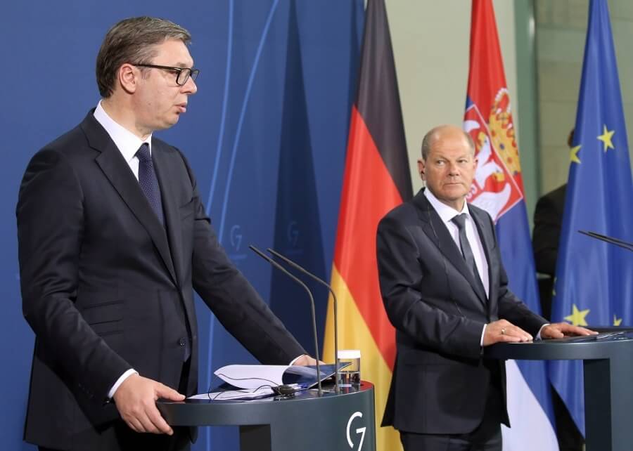 Bundeskanzler Olaf Scholz (SPD) und der Staatspräsident der Republik Serbien, Aleksandar Vucic (l), geben nach ihrem Treffen im Bundeskanzleramt ein gemeinsames Statement ab.