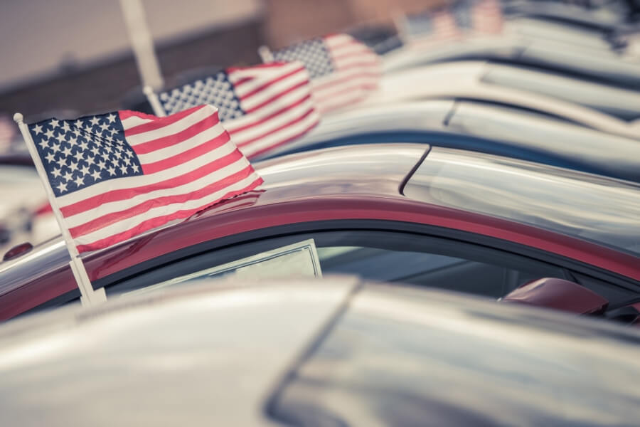 Automobil-Karossen mit US-Flaggen am Fenster