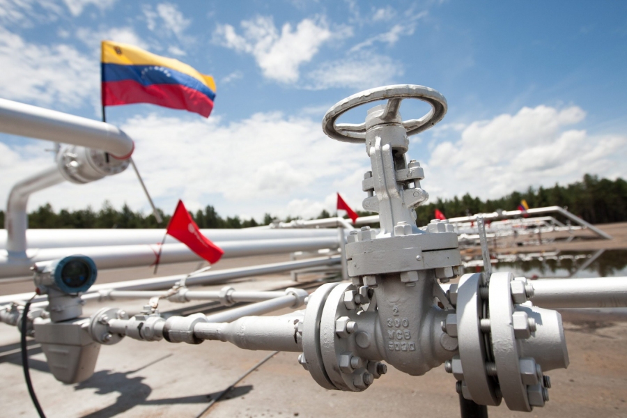 Rohre einer Ölraffinerie in Venezuela