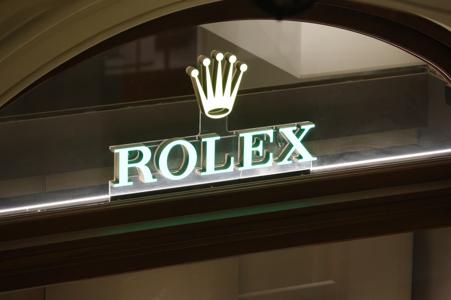 Rolex Logo auf einer Schaufensterscheibe