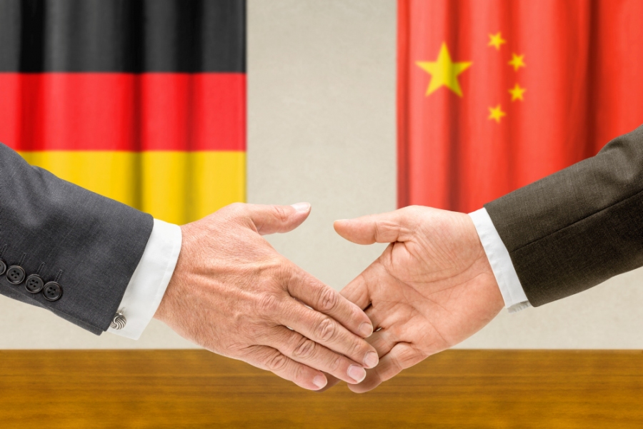 Eine Person aus Deutschland und eine aus China reichen sich die Hand